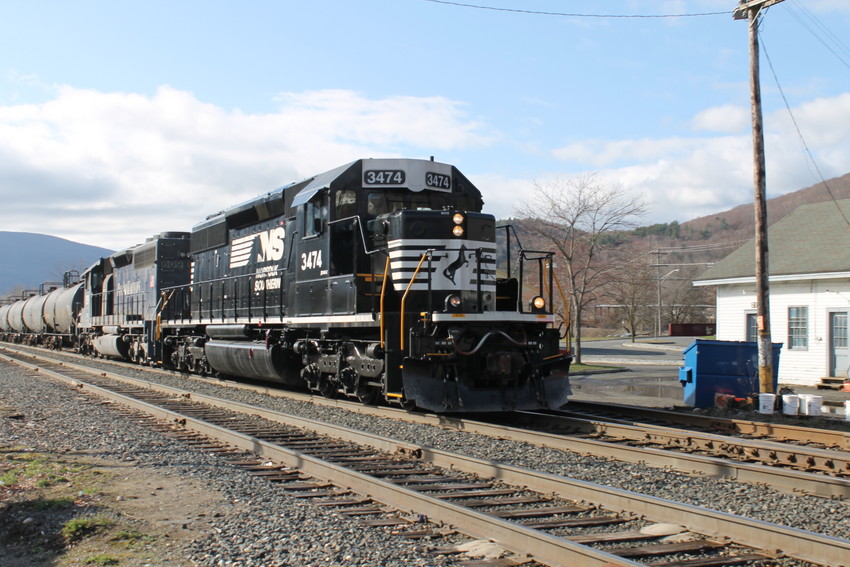 Photo of PAR/ PAS Train EDxx at North Adams