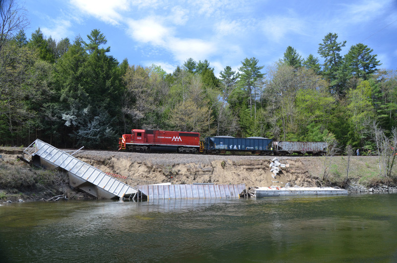 Photo of WACR, VTR #308 leads ballast train over wreck site