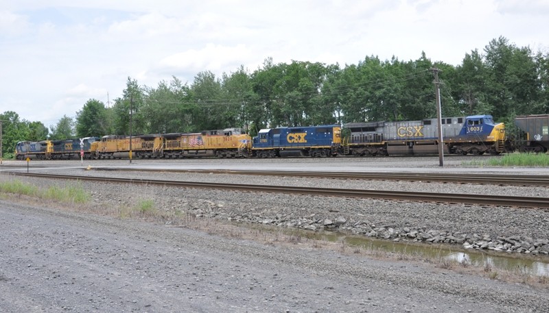 Photo of A colorful mix leading empty grain West out of Selkirk