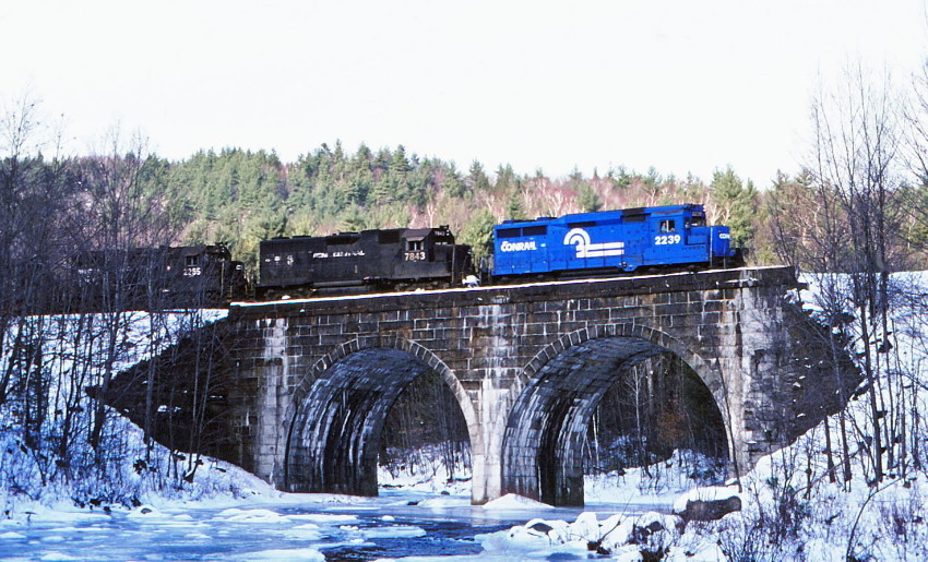 Photo of CONRAIL freight east bound at Chester, Ma.