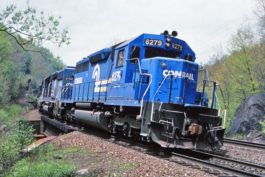 Photo of CONRAIL Freight enters the Twin Ledges at Bancroft Ma.