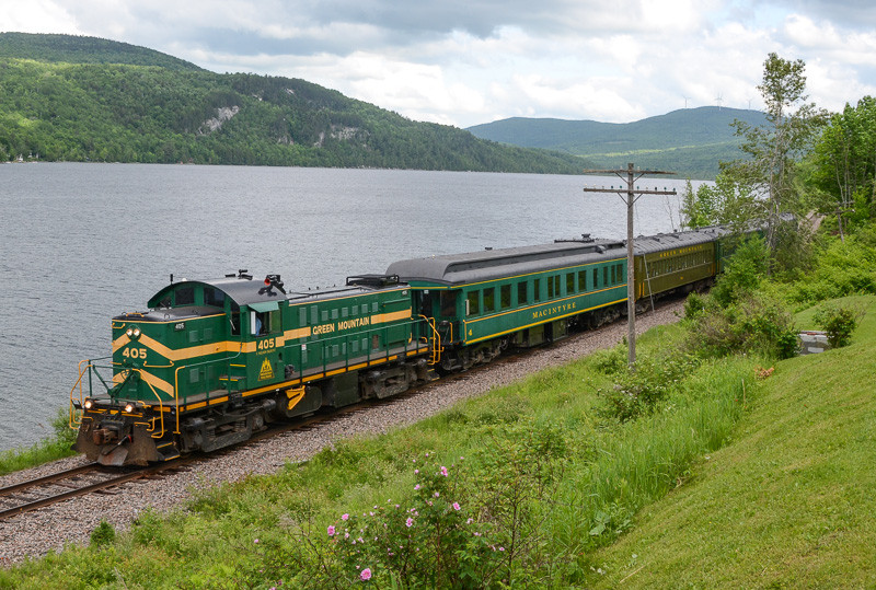 Photo of Mass Bay Rail Train at Crystal Lake