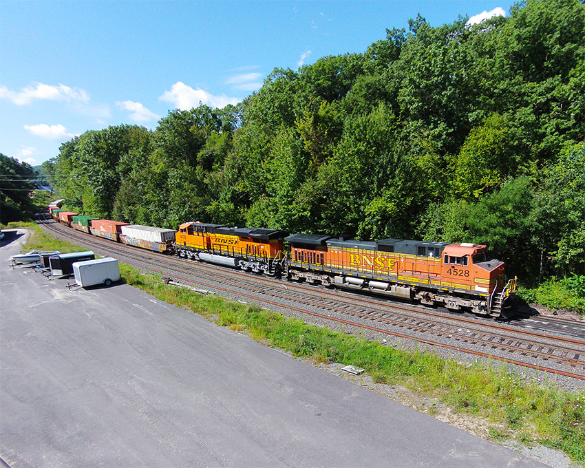 Photo of 22k with BNSF 4528 & 8123 @ Wachusett Curve