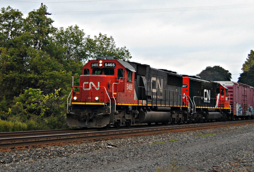 Photo of CSX Q620 With two CN EMD's.
