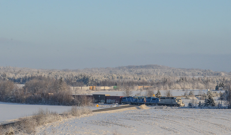 Photo of CMQ Train passes through Johnsville
