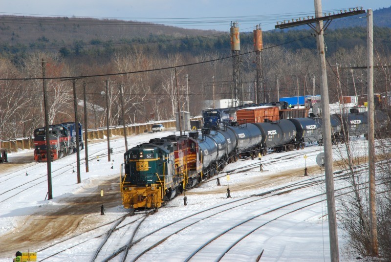 Photo of ED4 with HU 52 (MEC) and 77 (B&M) at East Deerfield