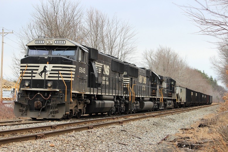 Photo of Norfolk Southern SD60E 6945 Idles with Two Other Ponies