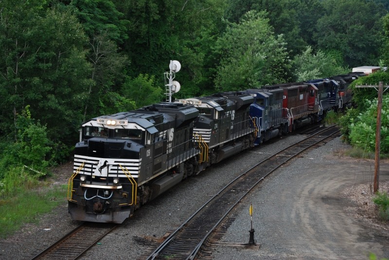 Photo of MOED at the railfans Bridge with mixed power