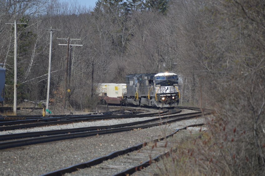 Photo of Norfolk Southern 22K rounding the bend from CP-37 to CPF-AY