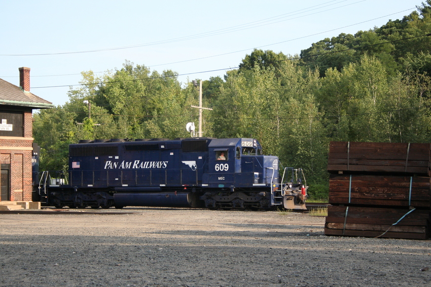 Photo of MEC #609, backing to Engine Service track at East Deerfield.
