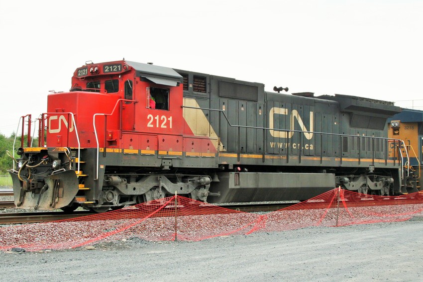 Photo of CN #2121, Leading westbound piggyback train out of Selkirk Yard