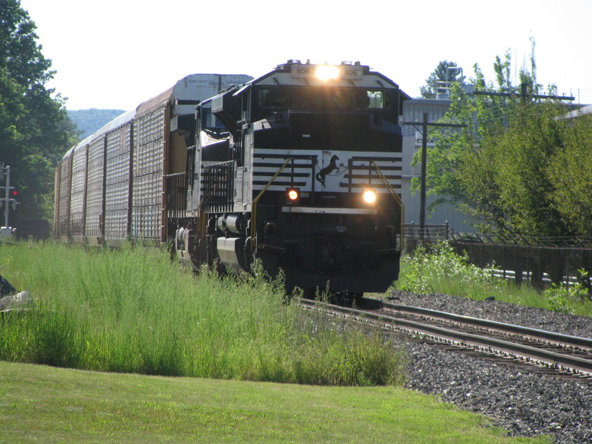 Photo of train 287 going by orange ma on 6-25-2017