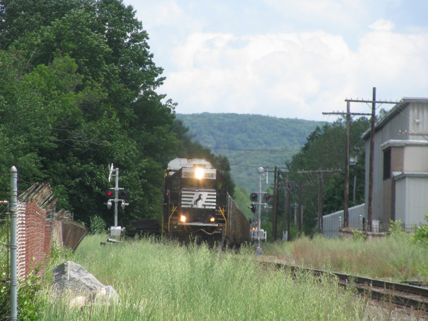 Photo of train 287 going by orange ma on 6-28-2017