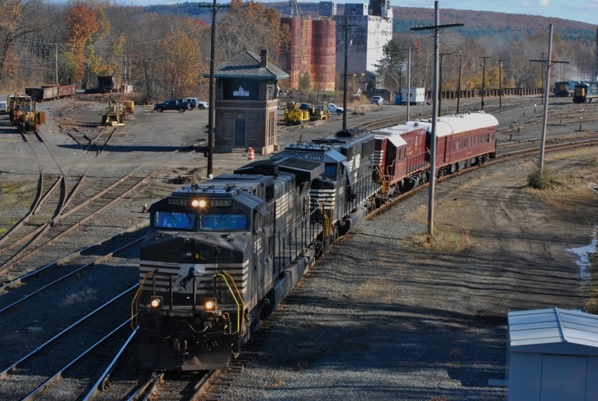 Photo of NS GEO train at E. Deerfield