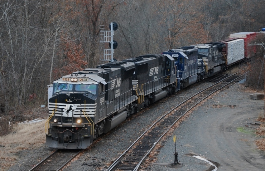 Photo of 14R - with lots of EMD's at E.Deerfield
