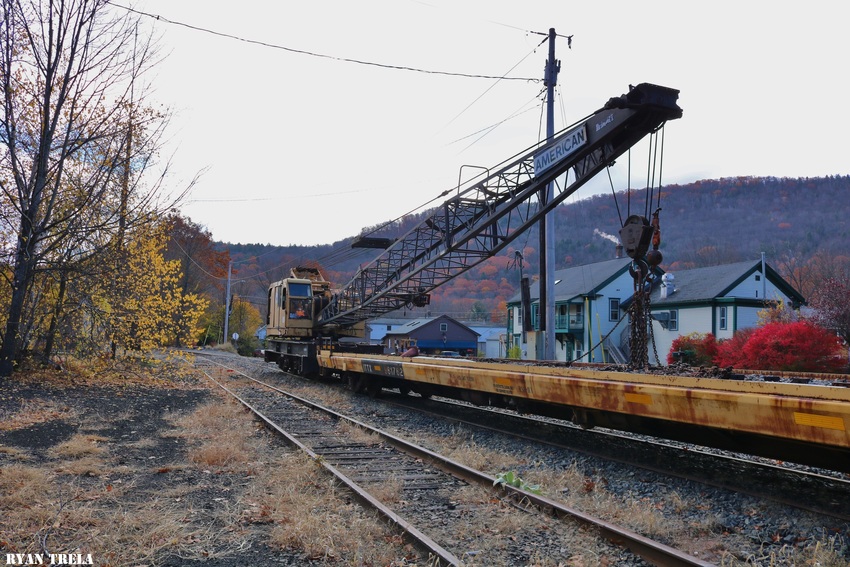 Photo of CSX Crane sits in Chester