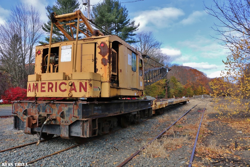 Photo of CSX crane sits in Chester MA