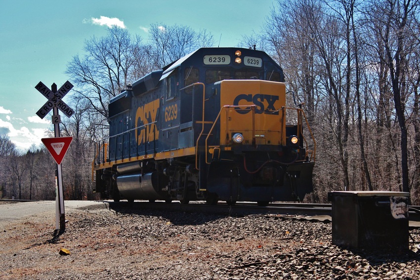 Photo of CSX light engine #6239 @ Lower Valley road