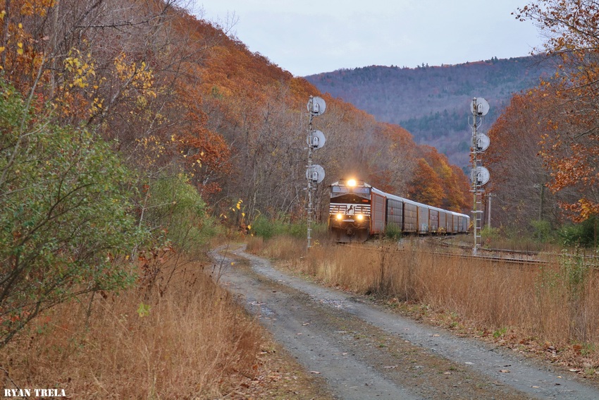 Photo of Empty Auto rack approaches Hoosac Tunnel