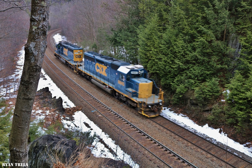 Photo of SD40-2s head east on track 2 in Chester