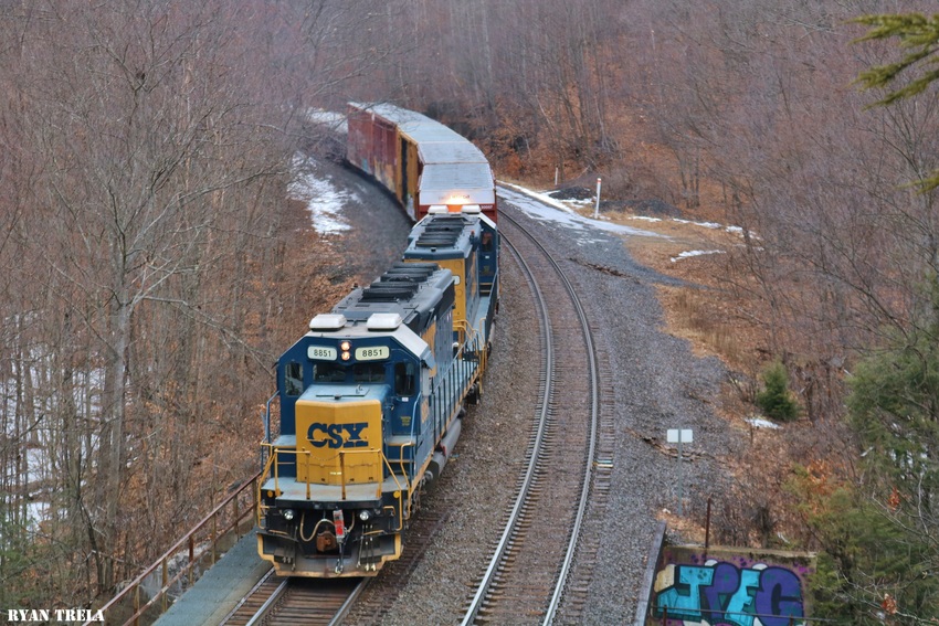 Photo of SD40-2s help push up Middlefield hill