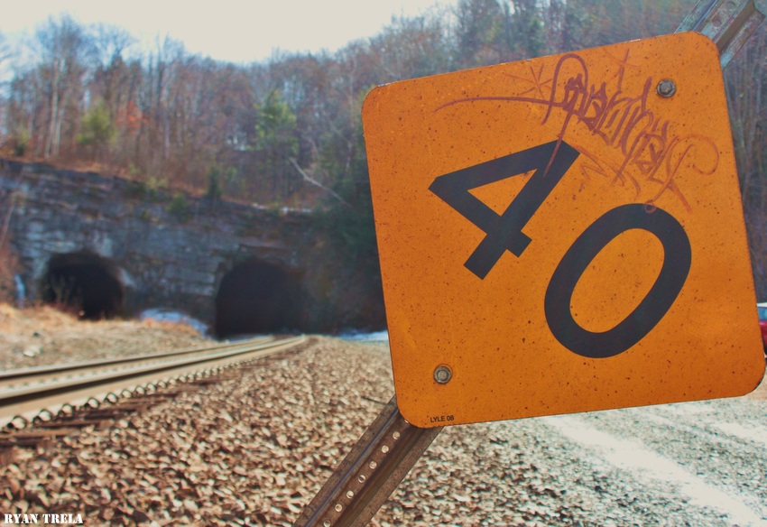 Photo of Speed Limit posting @ State Line Tunnel