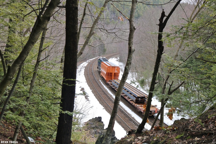 Photo of Short train heads east