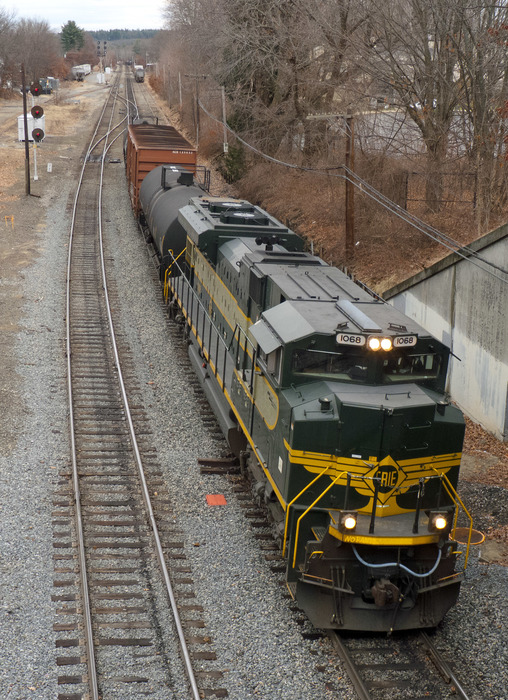 Photo of Erie SD70ACe prepares to drop cars on the South track