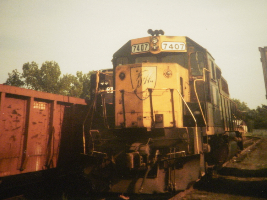 Photo of d&h 7407 at plainville yard