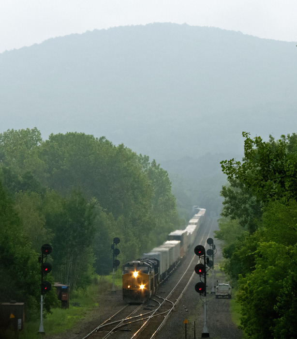 Photo of WB CSX pig train descends the grade into Pittsfield