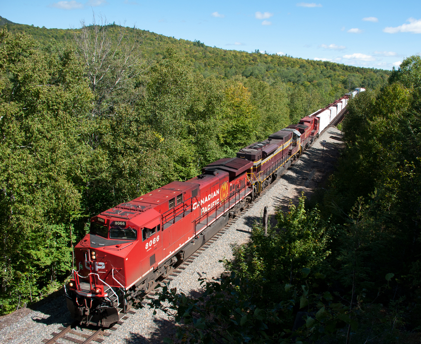 Photo of CP 8066 Leads 251 at Onawa