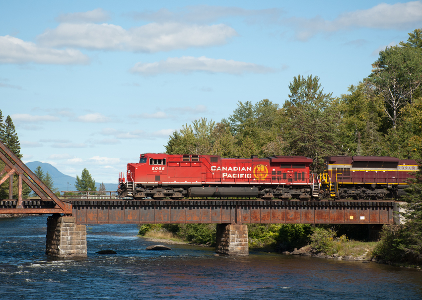 Photo of CP 8066 Leads 251 at East Outlet