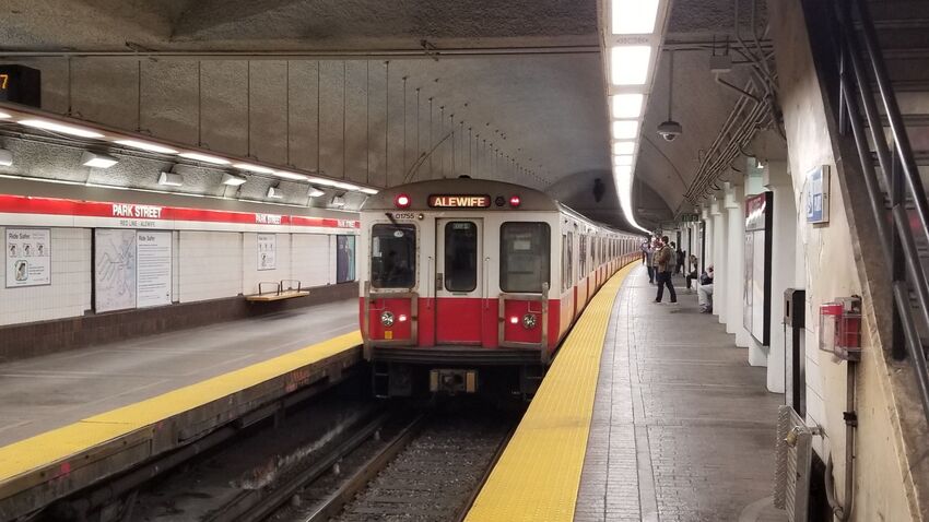 Photo of Alewife Bound Red Line 01755 Entering Park Street