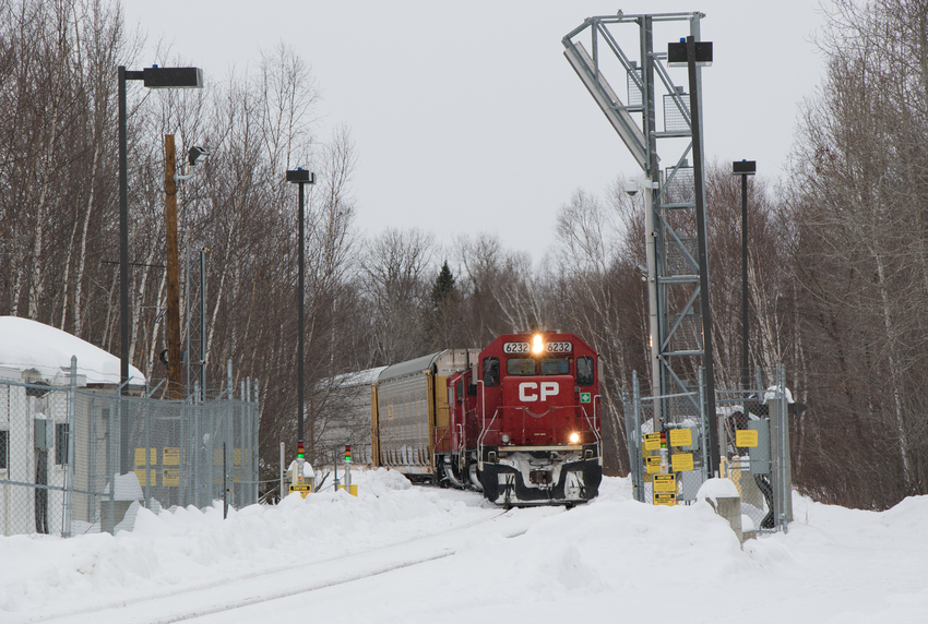 Photo of CP 6232 Leads 250 into Jackman