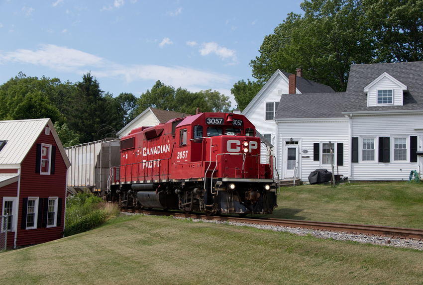 Photo of CP 3057 Leads G17 at Thomaston