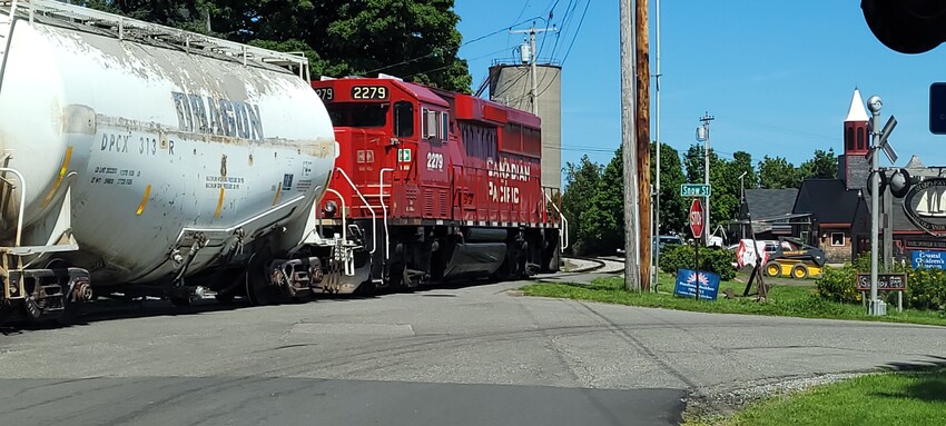 Photo of CP 2279 moving covered hoppers in Thomaston, ME