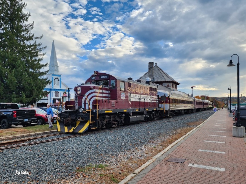 Photo of NH Pumpkin Fest Dinner Train Special at Laconia