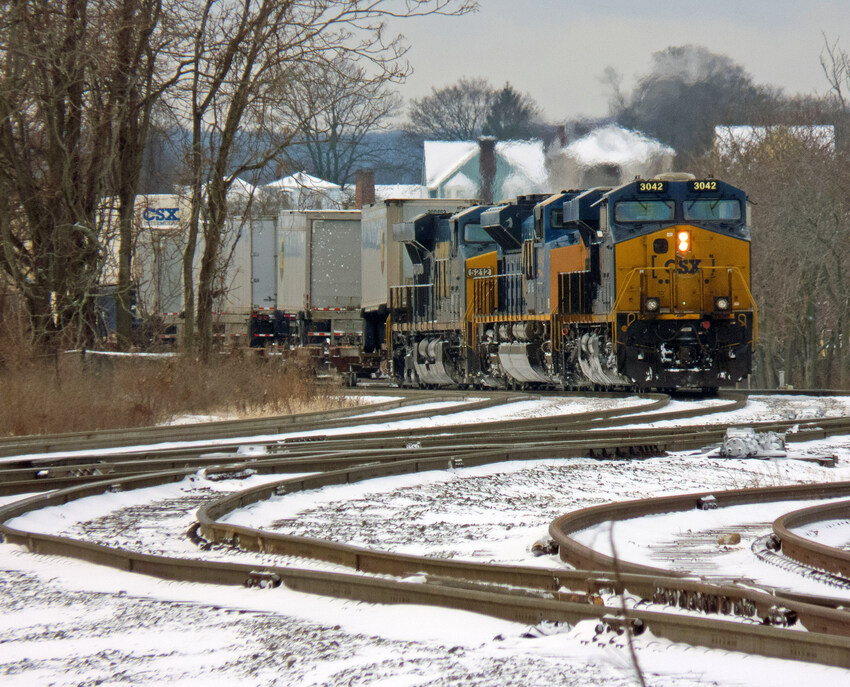 Photo of CSX IM train arriving Worcester